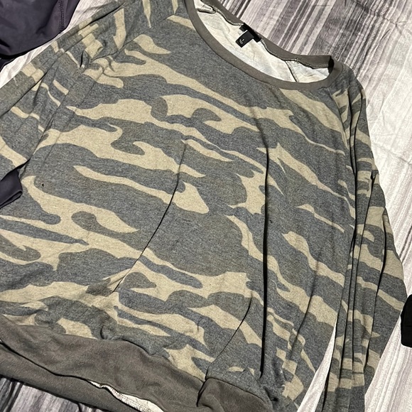 Torrid Raglan camo crewneck sweatshirt - Picture 1 of 2